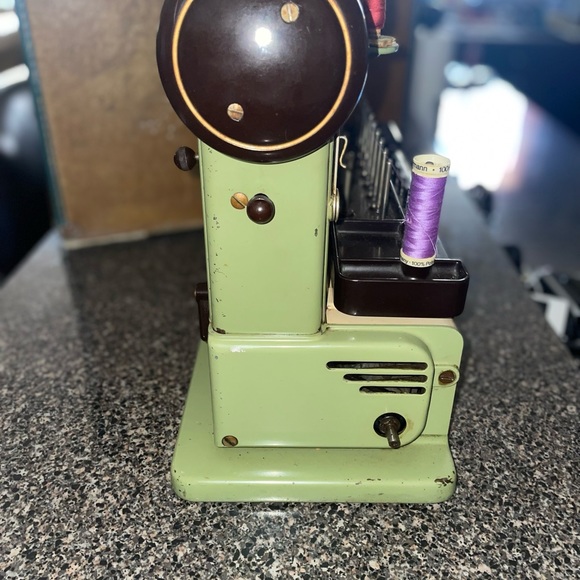 Bernina Sewing Machine 121 Green Excellent Working & Well Maintained W/ Extras - Picture 4 of 12